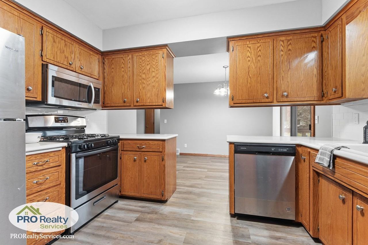 3101 61st Ave N - Photo 3 of 33