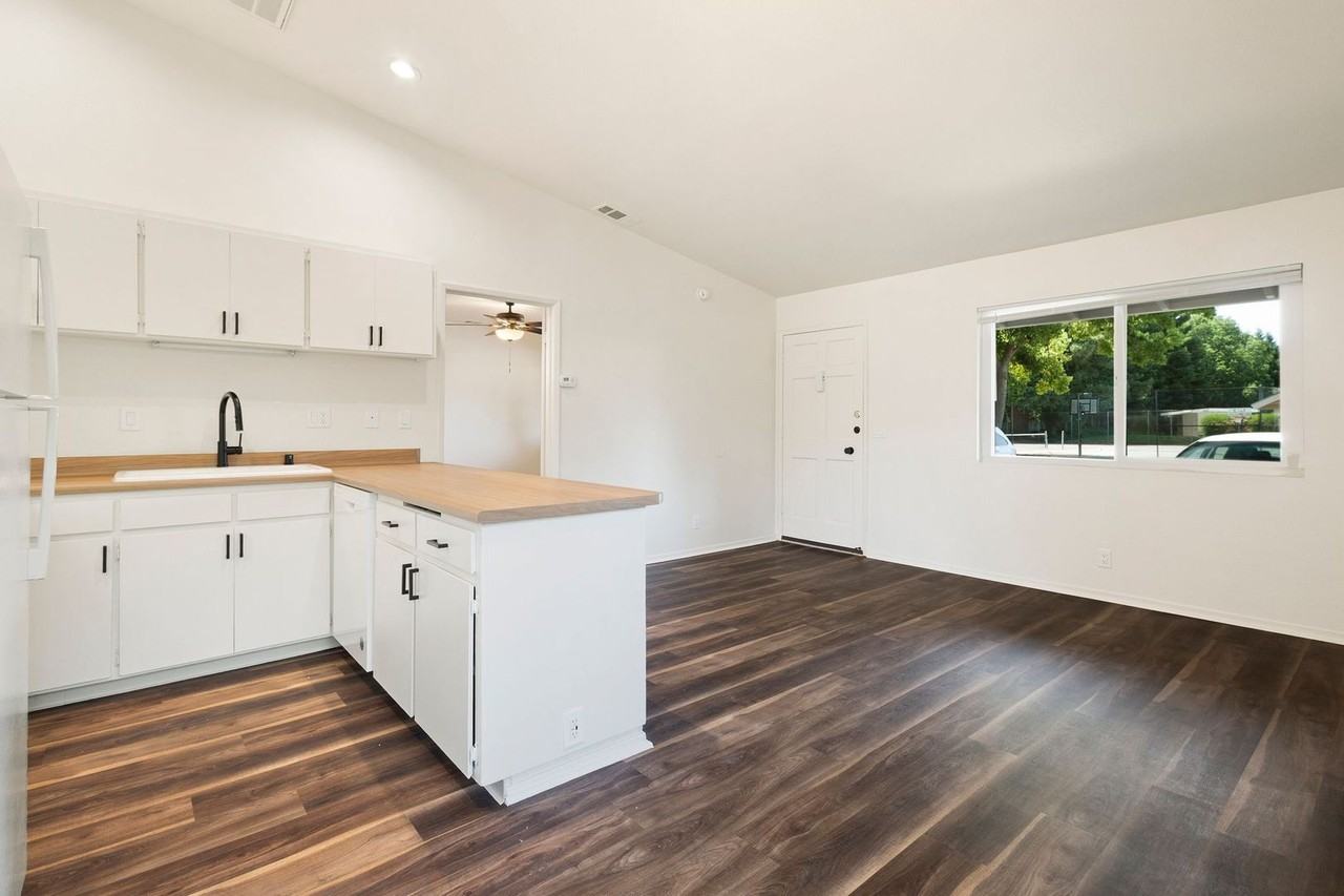 Rosewood Apartments - Photo 7 of 40