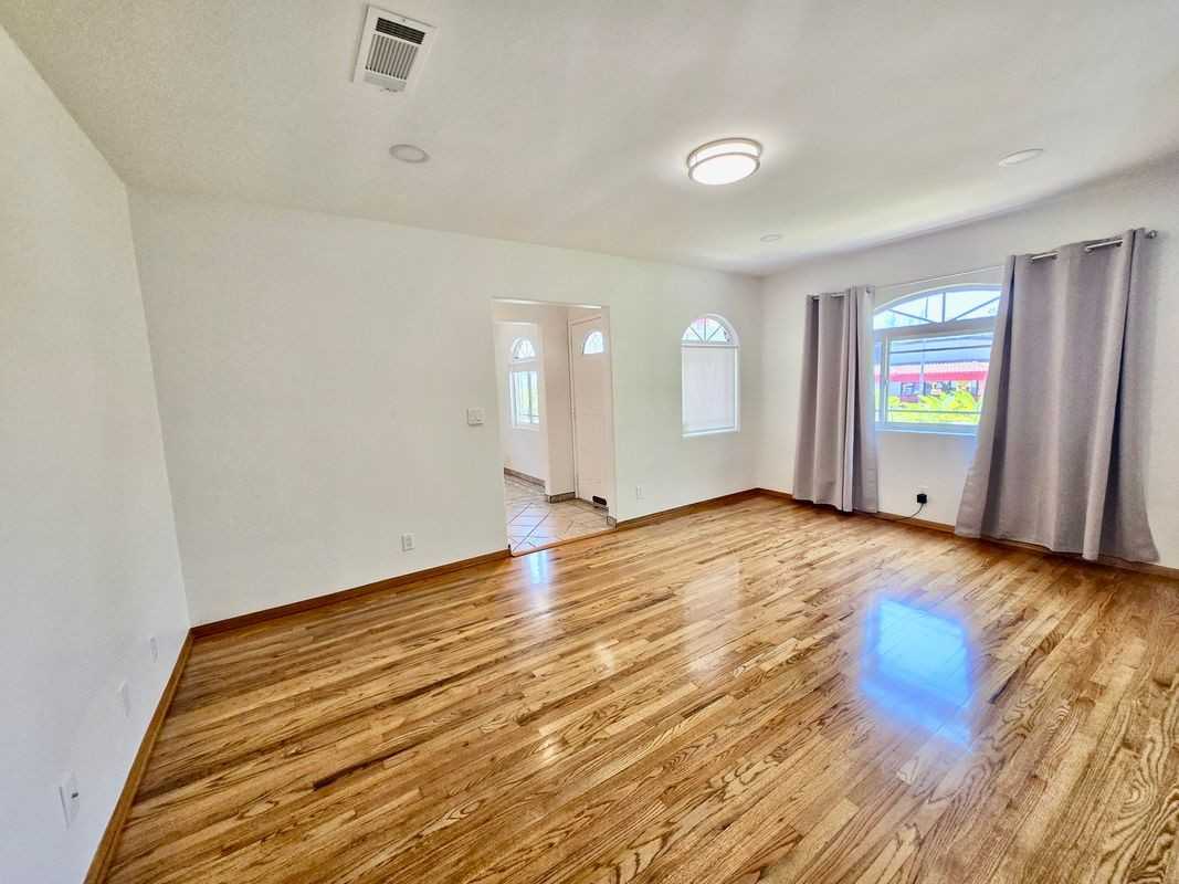 11522 Laurel Canyon Blvd - Photo 2 of 17