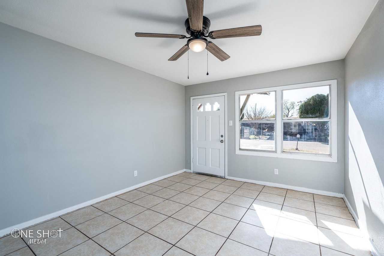 5226 Questa Dr - Photo 6 of 35