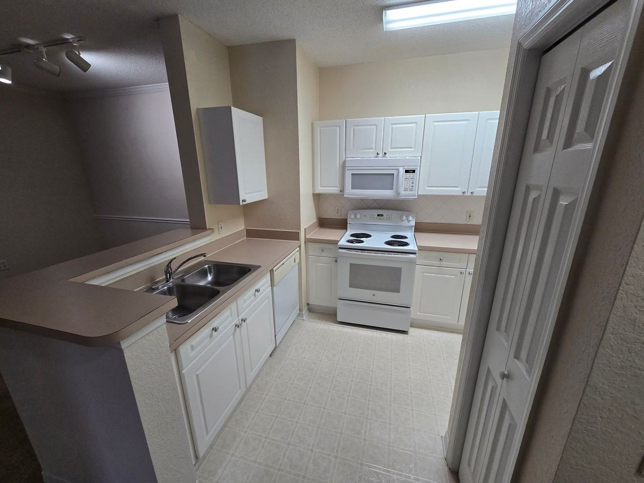 18001 Richmond Place Dr #222 - Photo 7 of 19