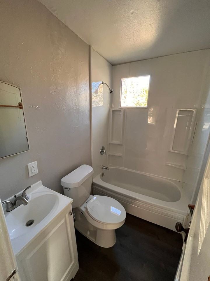 107 S Lea Ave - Photo 2 of 5