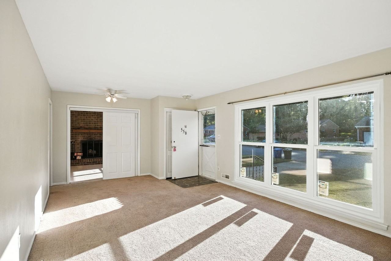 556 Almond Dr - Photo 2 of 14