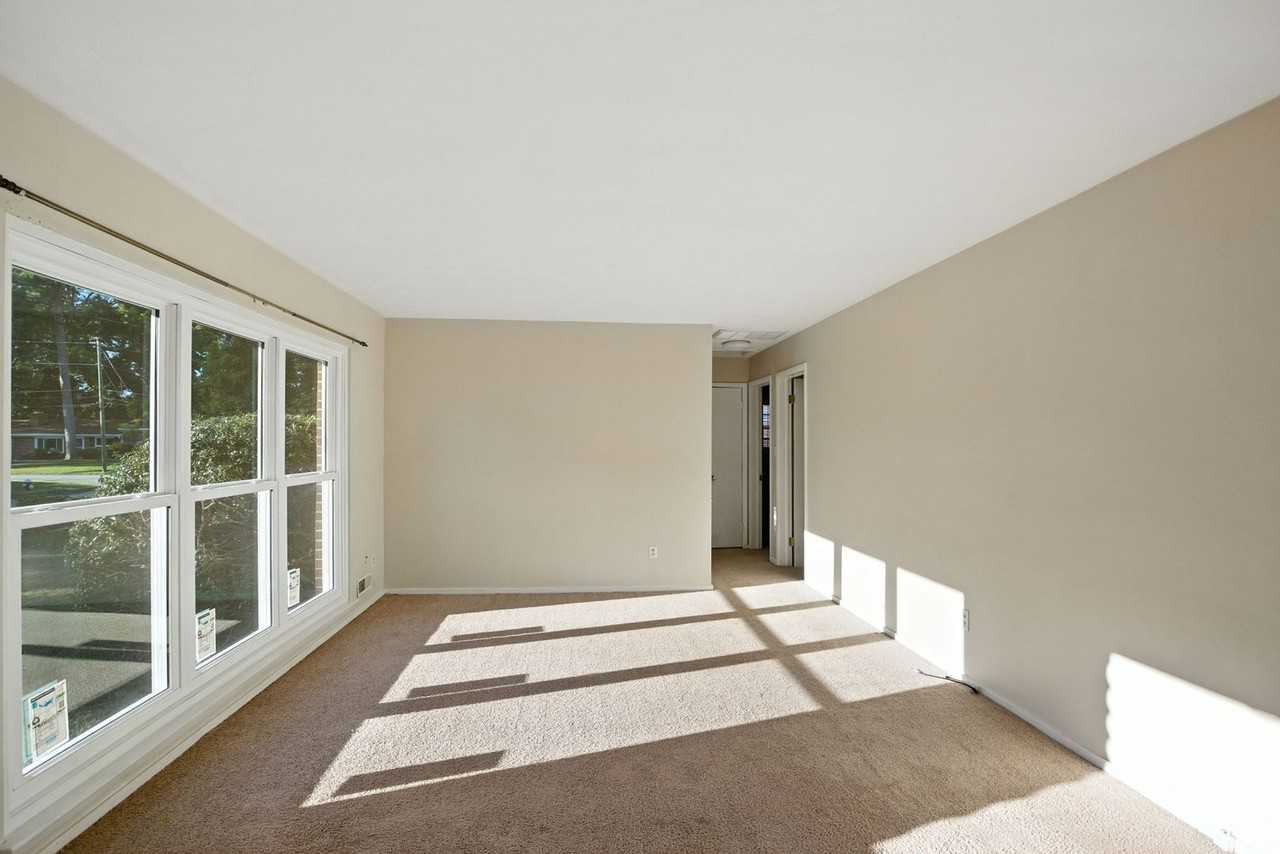 556 Almond Dr - Photo 3 of 14