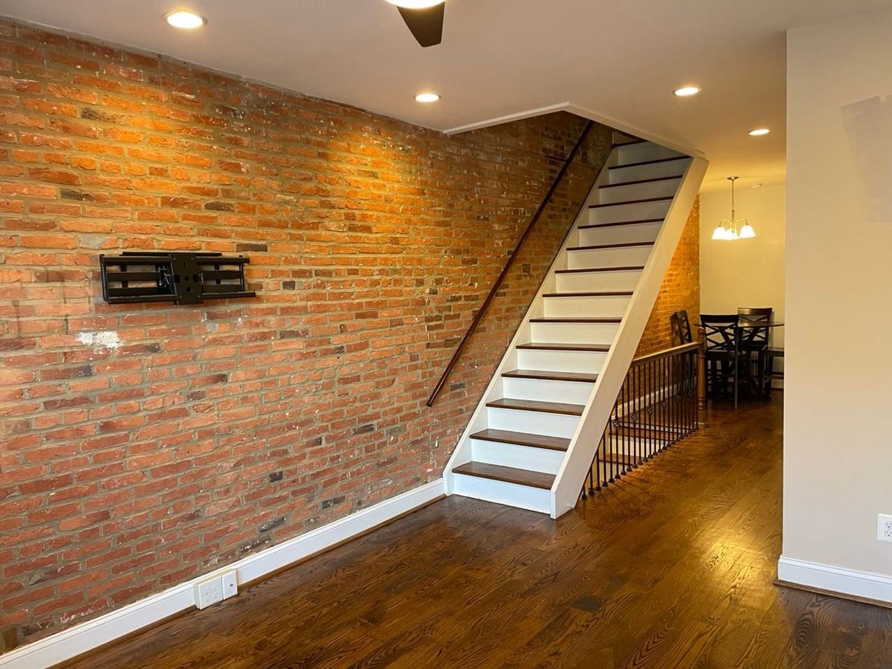 19 W West St - Photo 3 of 31