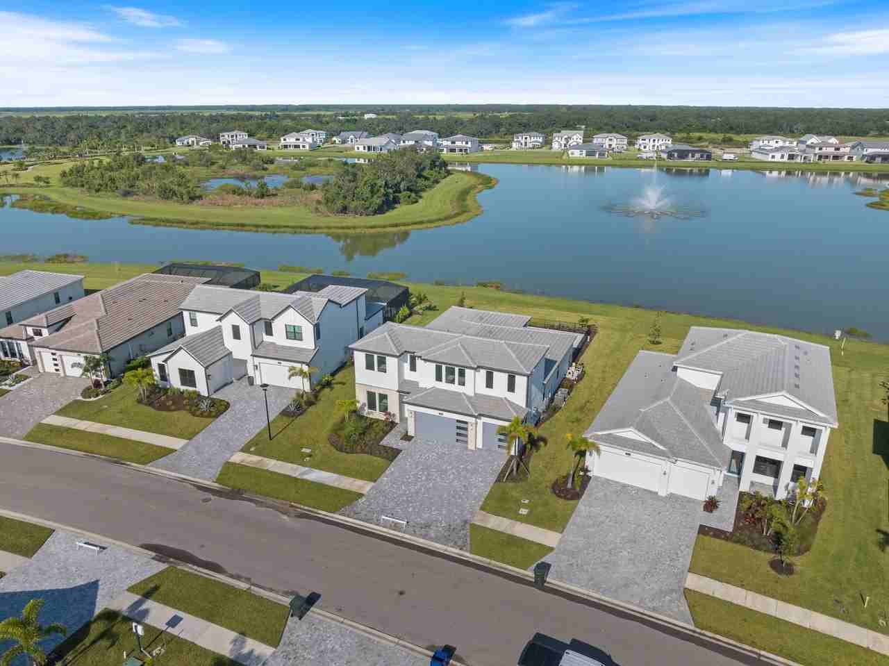 2609 Waterfront Cir - Photo 4 of 50