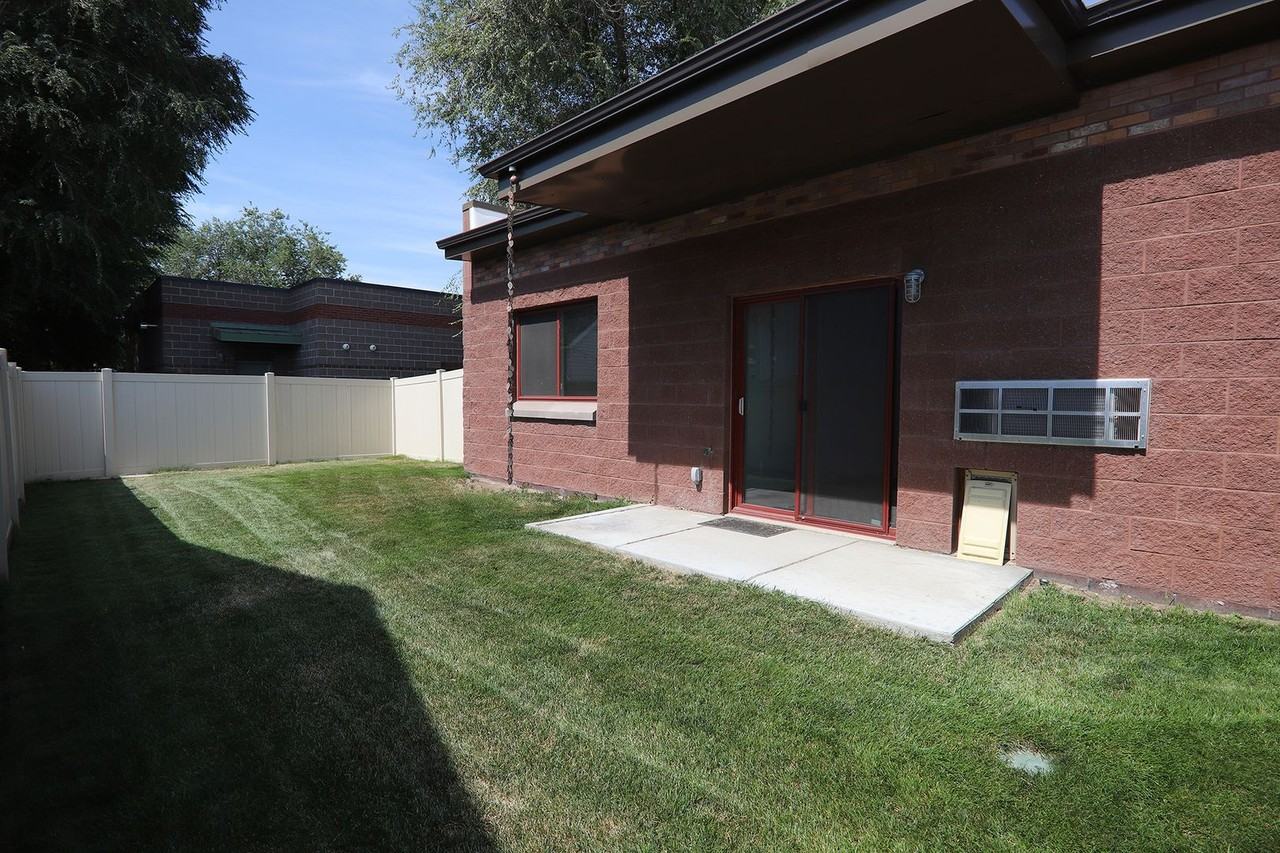 1252 Broadway St - Photo 3 of 12