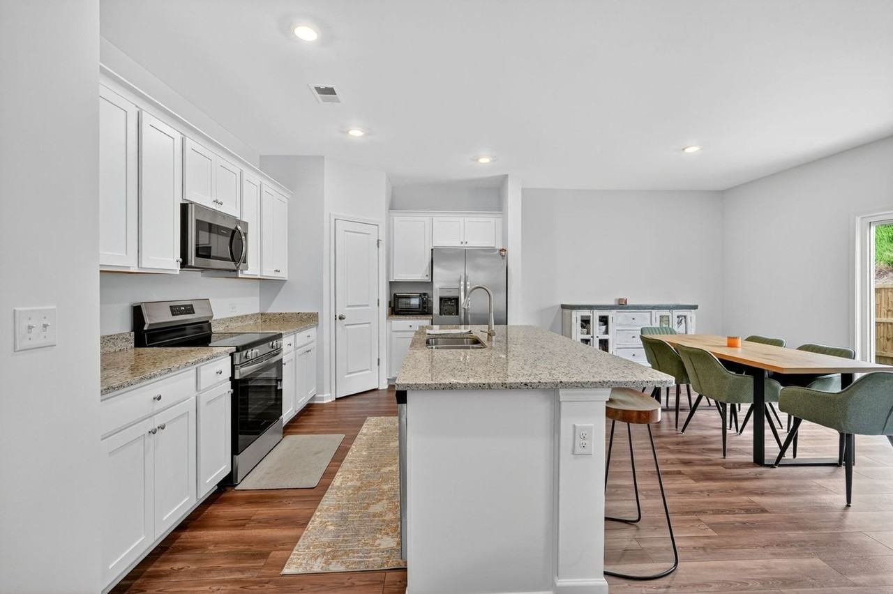 8308 Hunters Grove Rd - Photo 4 of 32