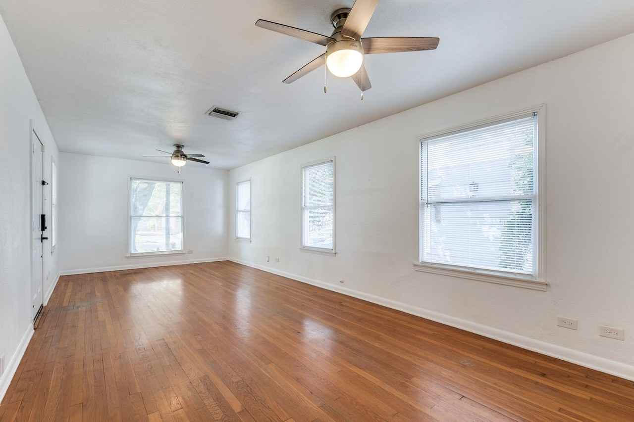 217 Corona Ave - Photo 5 of 25