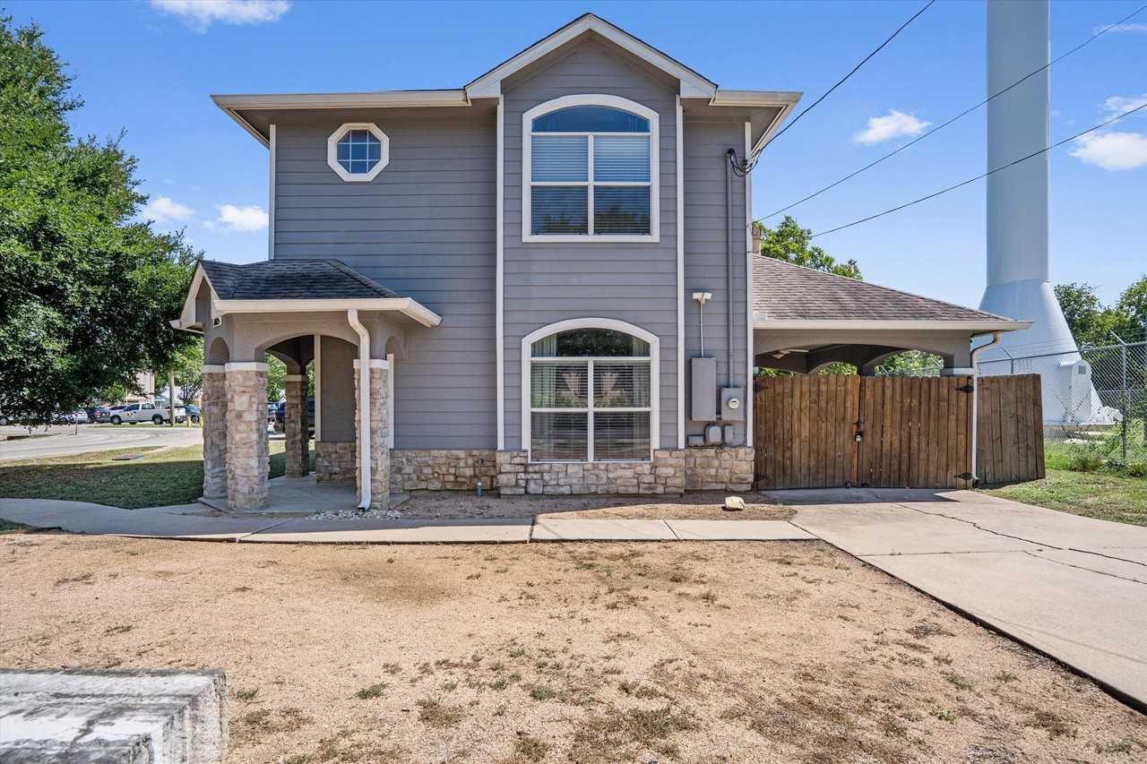 211 E Pecan St #A - Photo 2 of 35