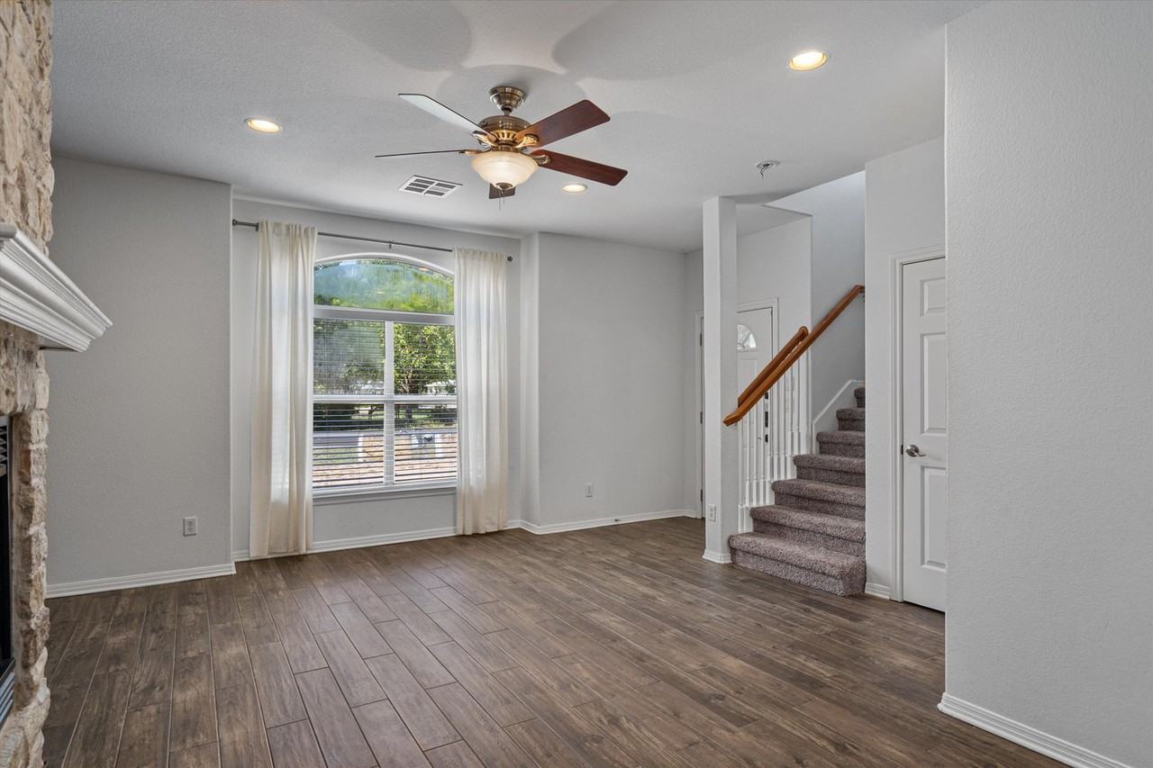 211 E Pecan St #A - Photo 3 of 35