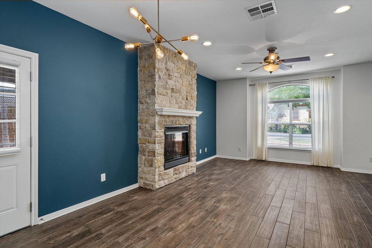 211 E Pecan St #A - Photo 5 of 35