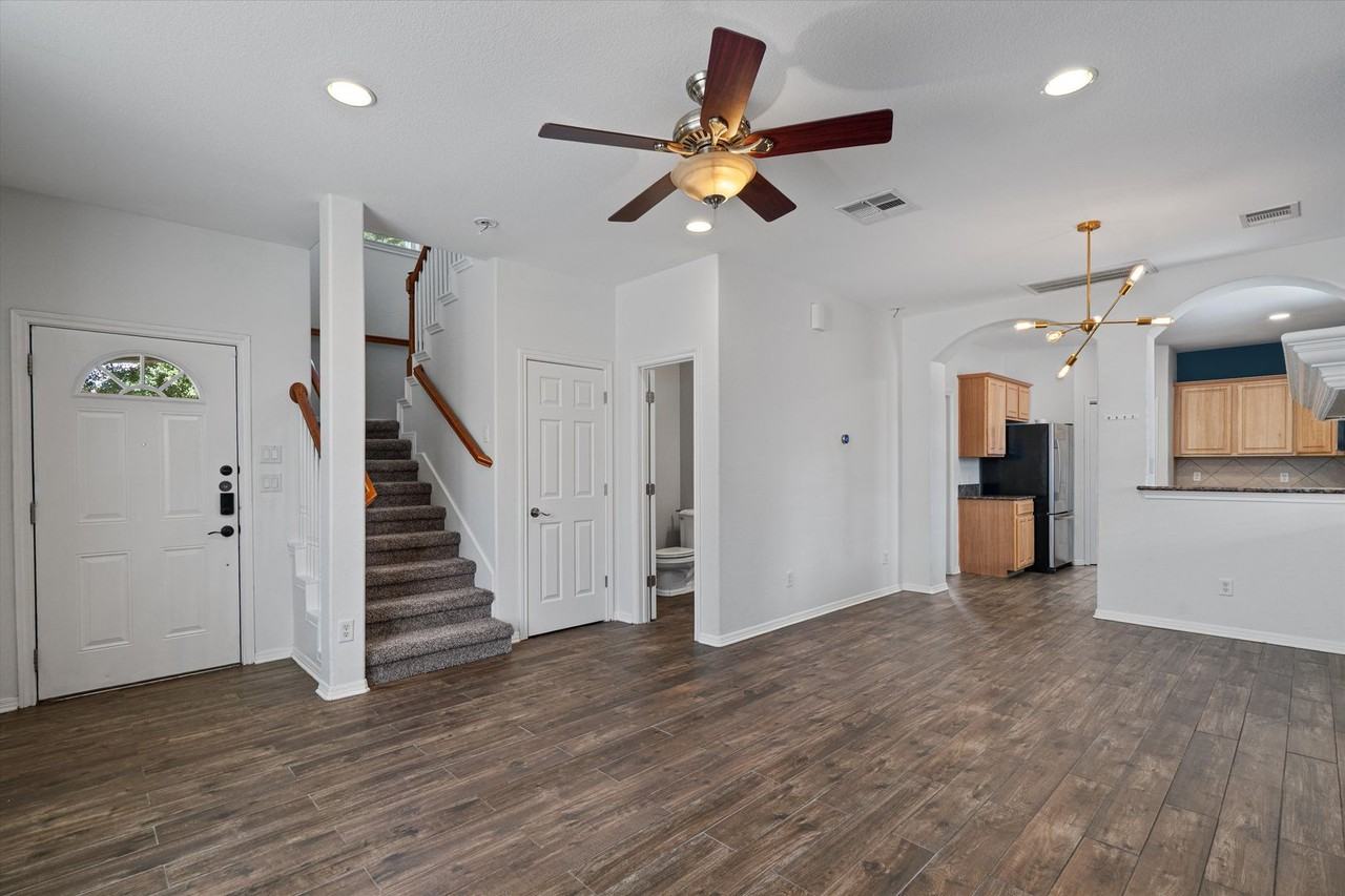 211 E Pecan St #A - Photo 6 of 35