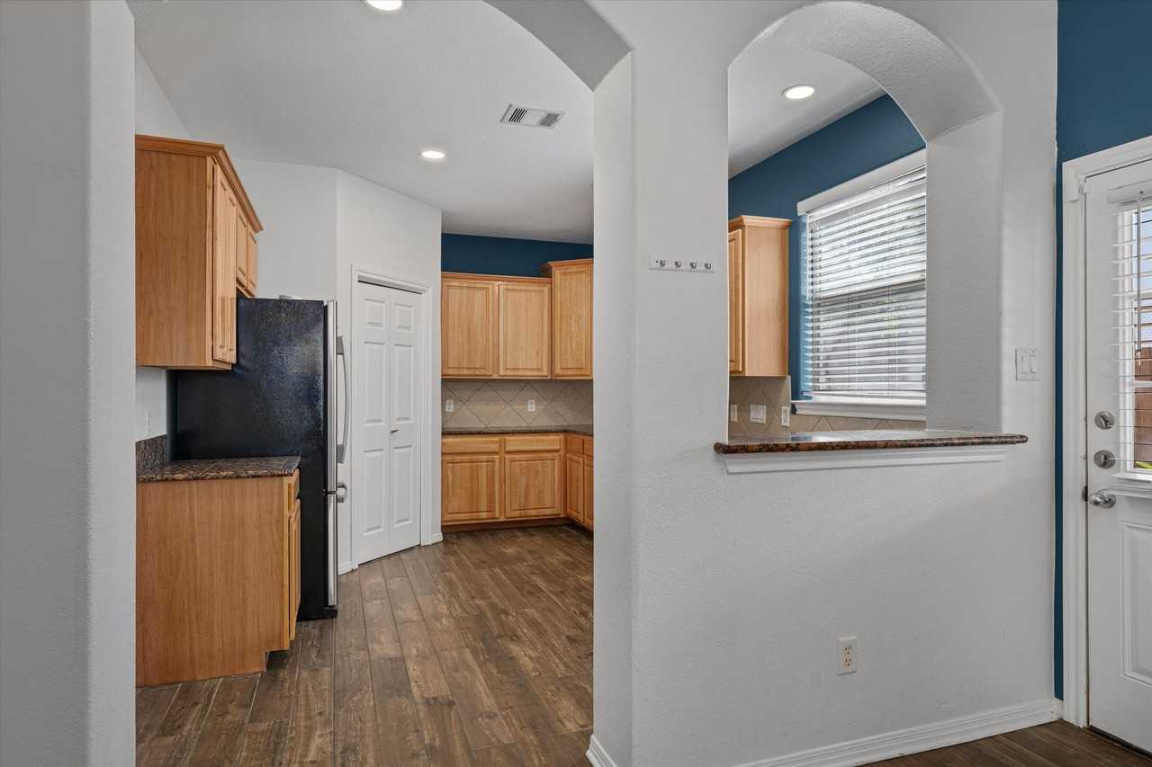 211 E Pecan St #A - Photo 7 of 35