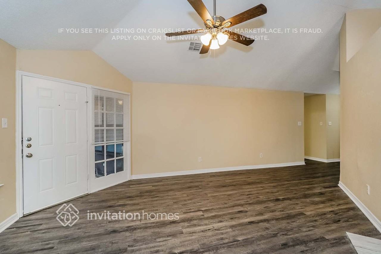 1610 Autumn Breeze Ln - Photo 3 of 18