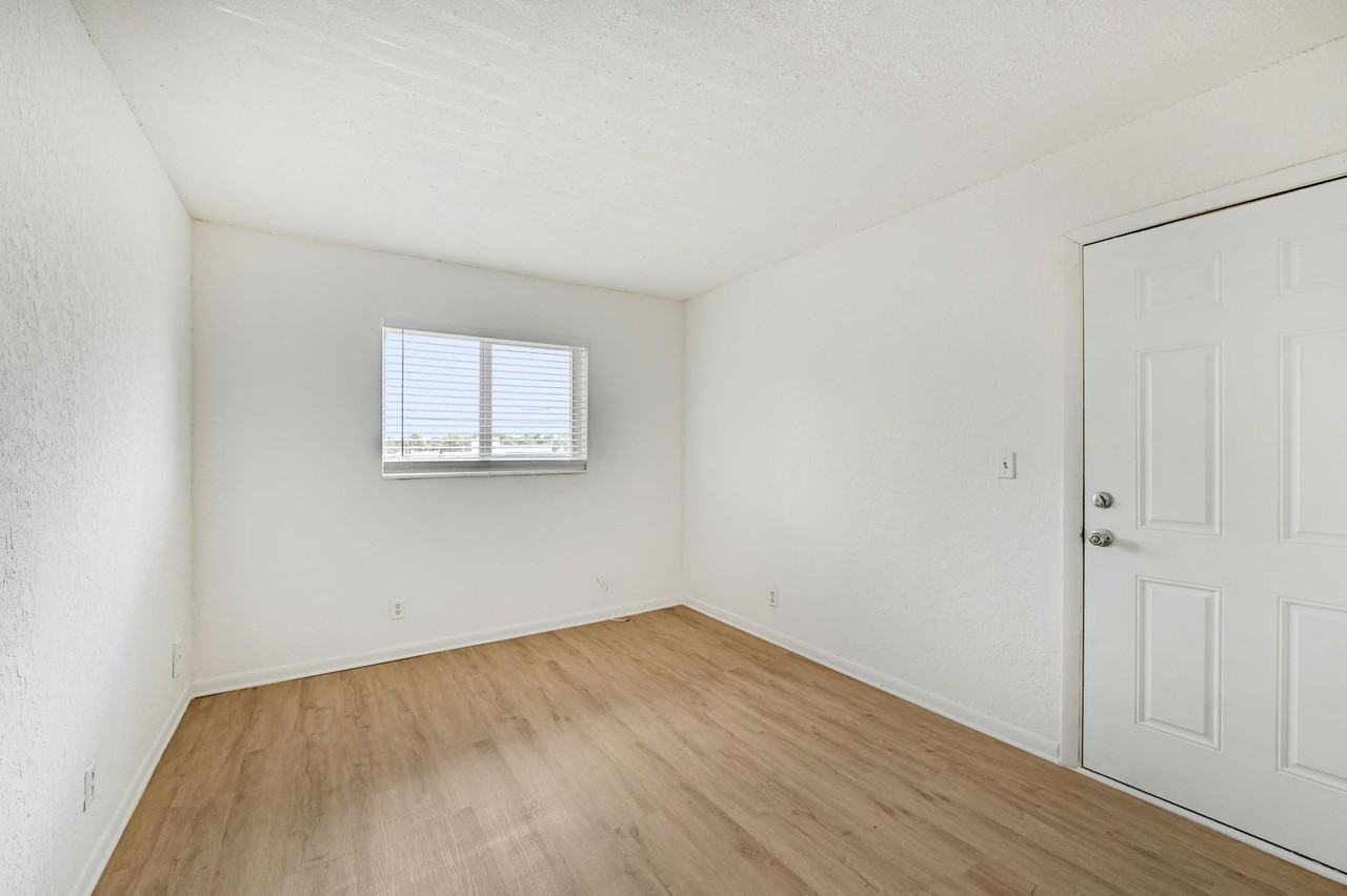 Lakeside Condominiums - Photo 6 of 50