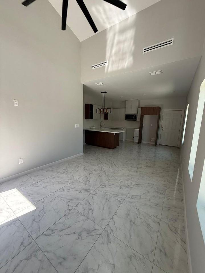 905 W 8th St - Photo 2 of 10