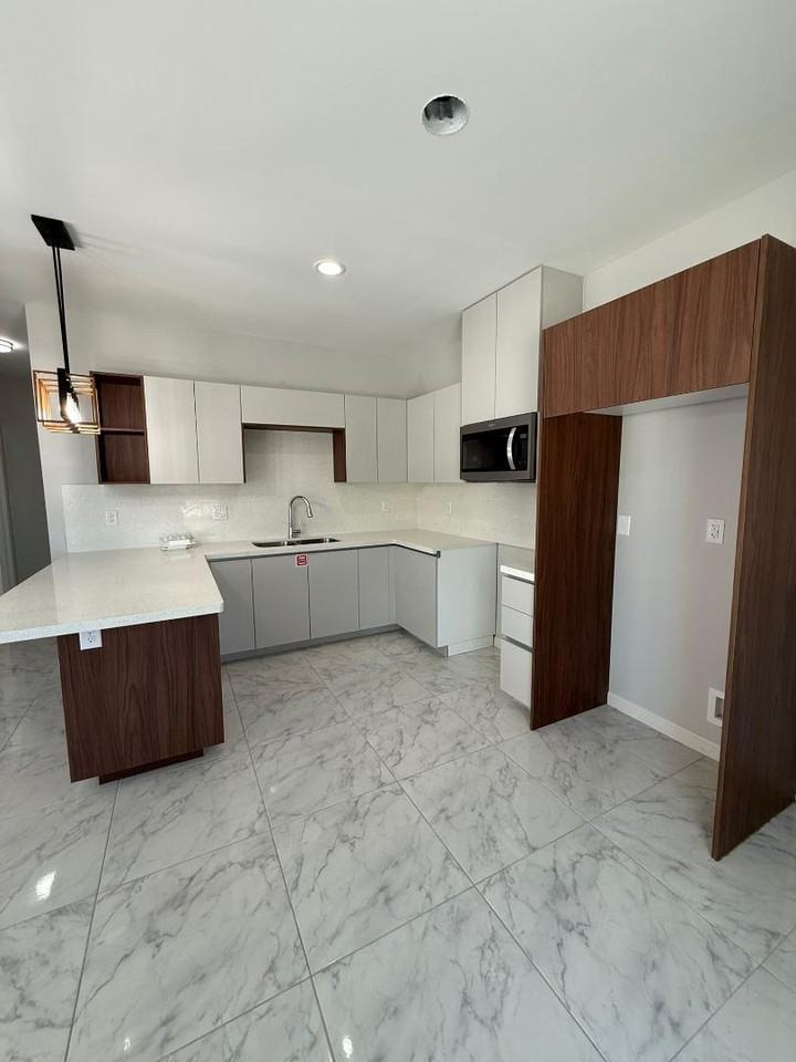 905 W 8th St - Photo 4 of 10