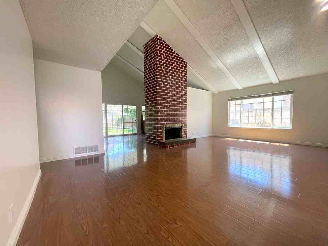 16712 Stowers Ave - Photo 3 of 19