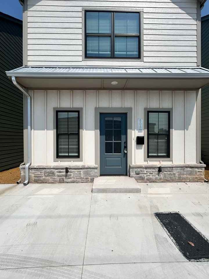 604 W 2nd St #110 - Photo 4 of 34