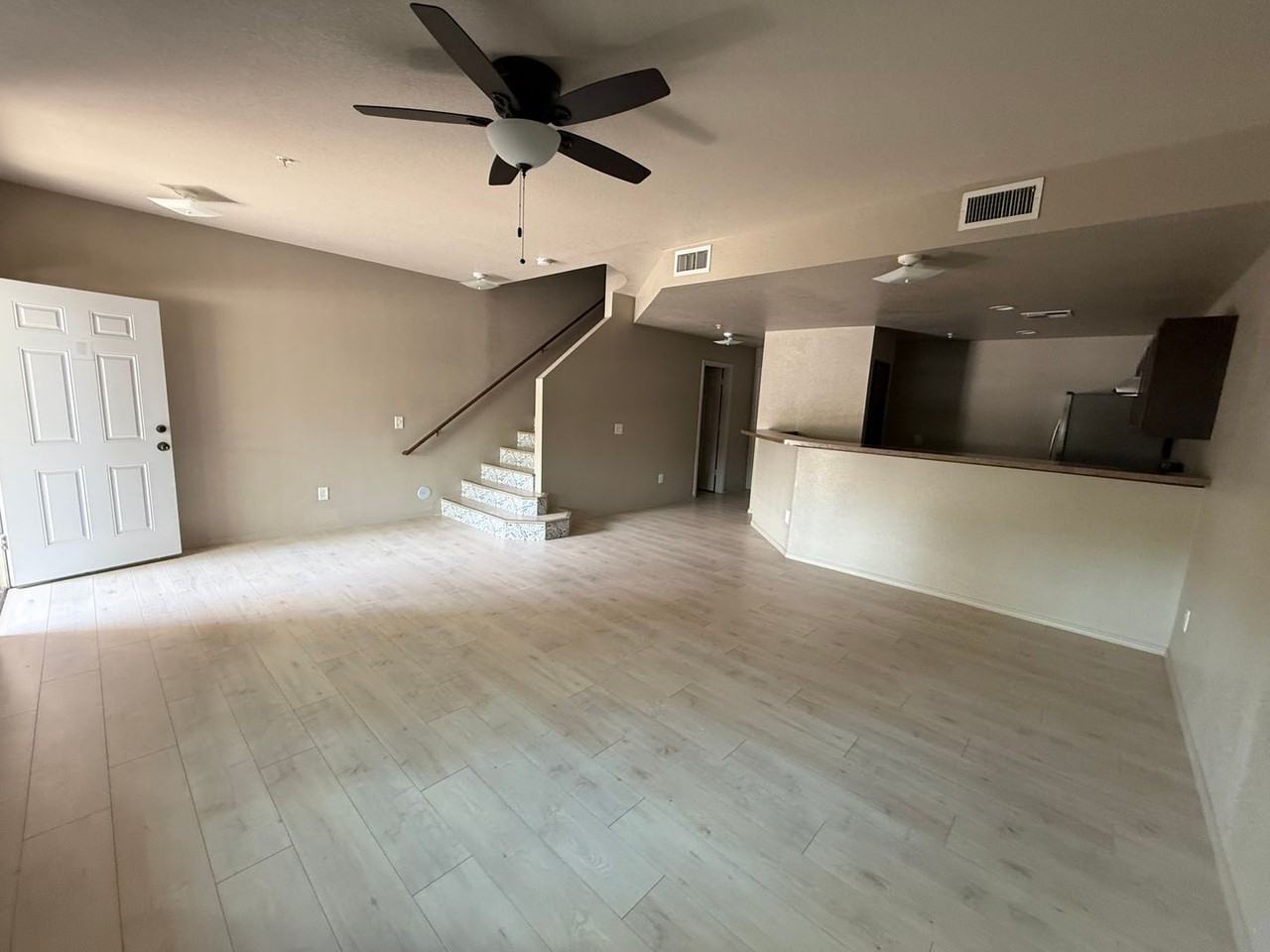 2212 S 37th Dr Bldg 20 #B - Photo 3 of 6