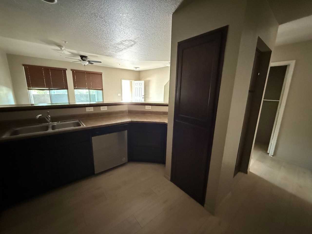 2212 S 37th Dr Bldg 20 #B - Photo 4 of 6