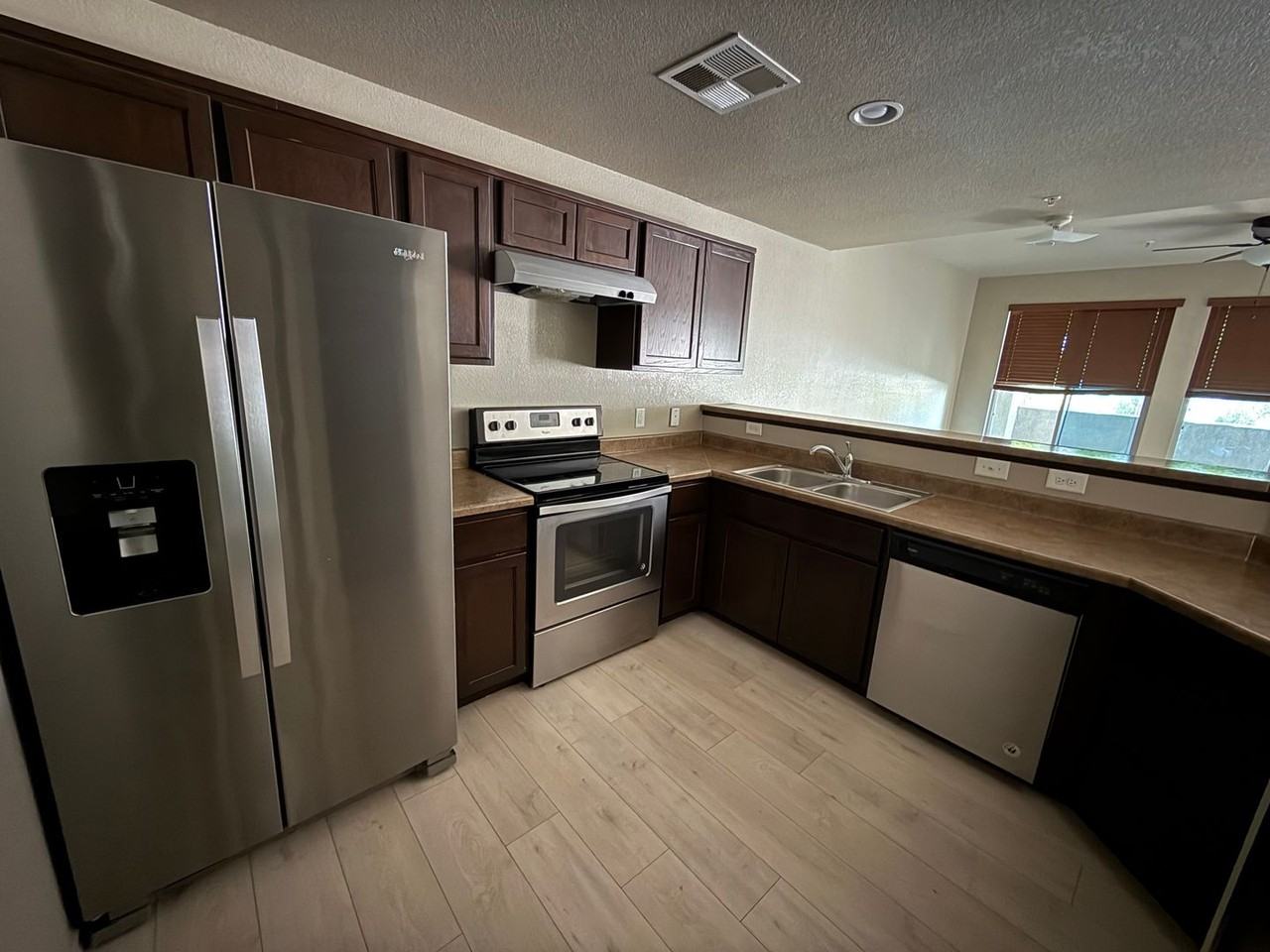 2212 S 37th Dr Bldg 20 #B - Photo 5 of 6
