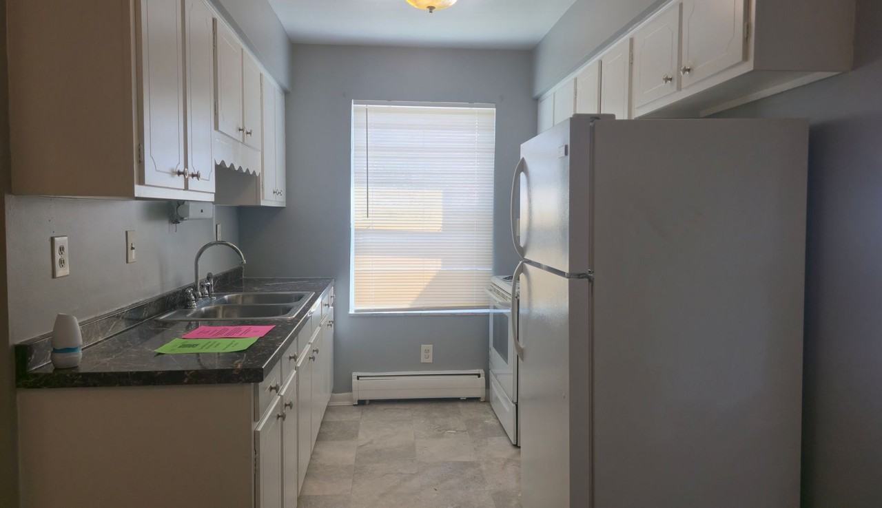 894 Mohawk Trail Apartments - Photo 2 of 10