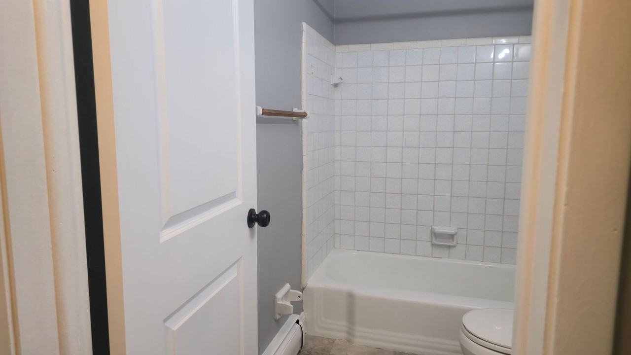 894 Mohawk Trail Apartments - Photo 6 of 10