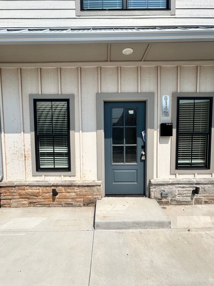 614 W 2nd St #110 - Photo 3 of 33