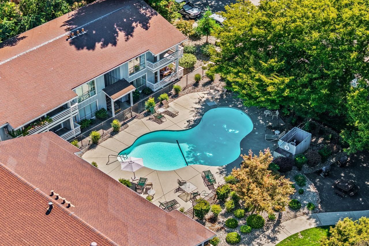 Sierra Manor Apartments : Great Location and Exceptional Amenities - Photo 4 of 8