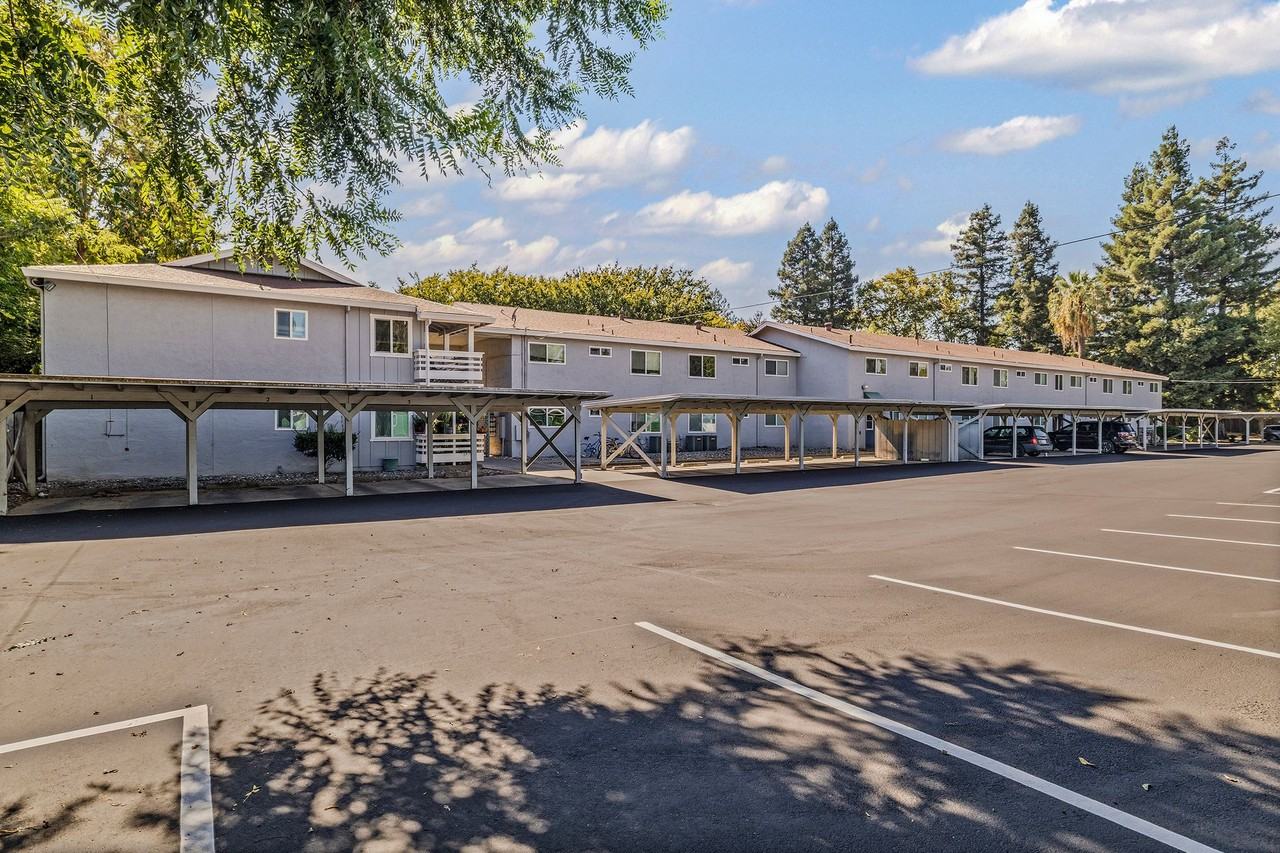 Sierra Manor Apartments : Great Location and Exceptional Amenities - Photo 7 of 8