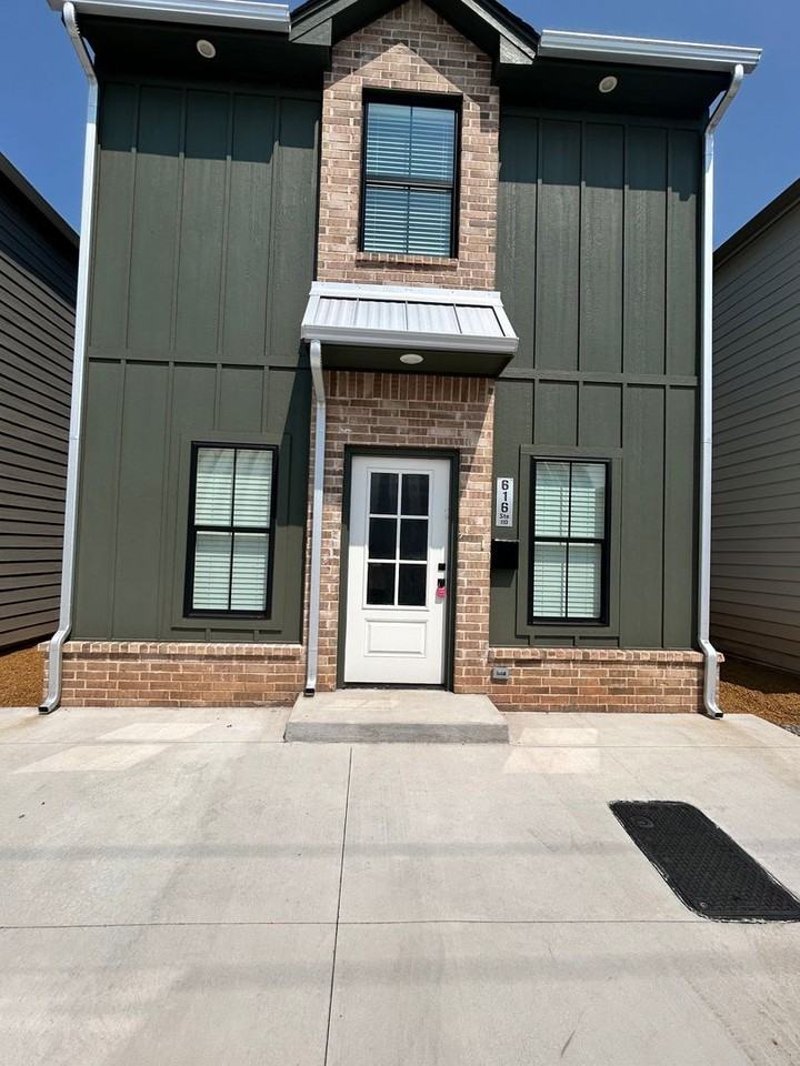 616 W 2nd St #110 - Photo 4 of 34