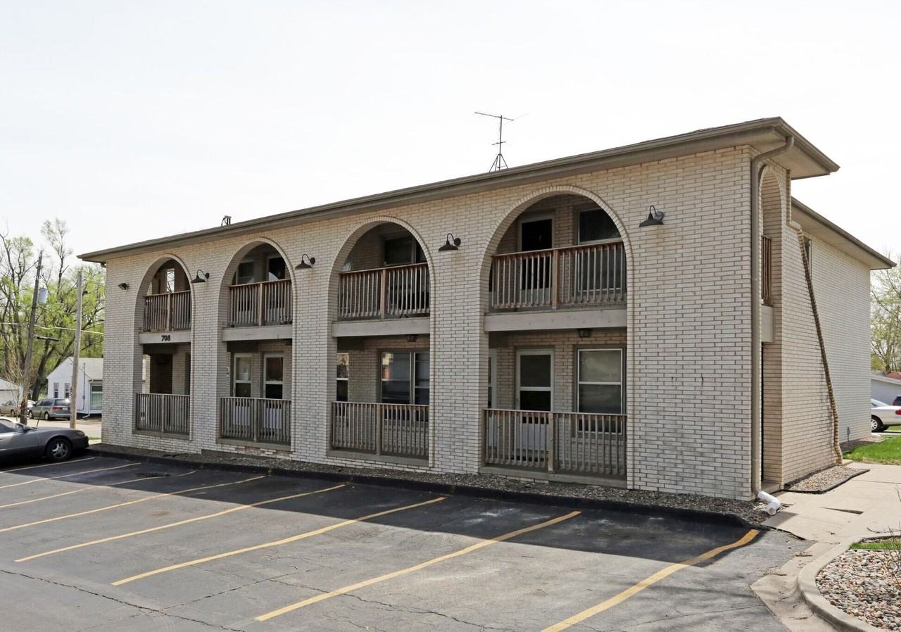 West Glen Apartments - Photo 2 of 10