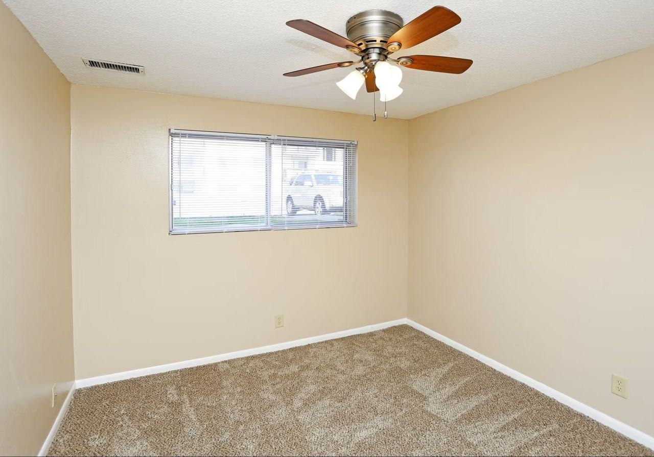 West Glen Apartments - Photo 4 of 10