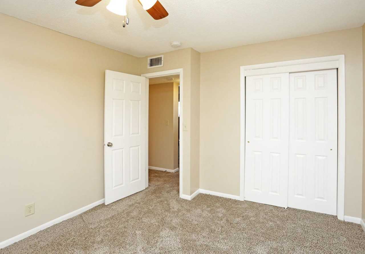 West Glen Apartments - Photo 5 of 10