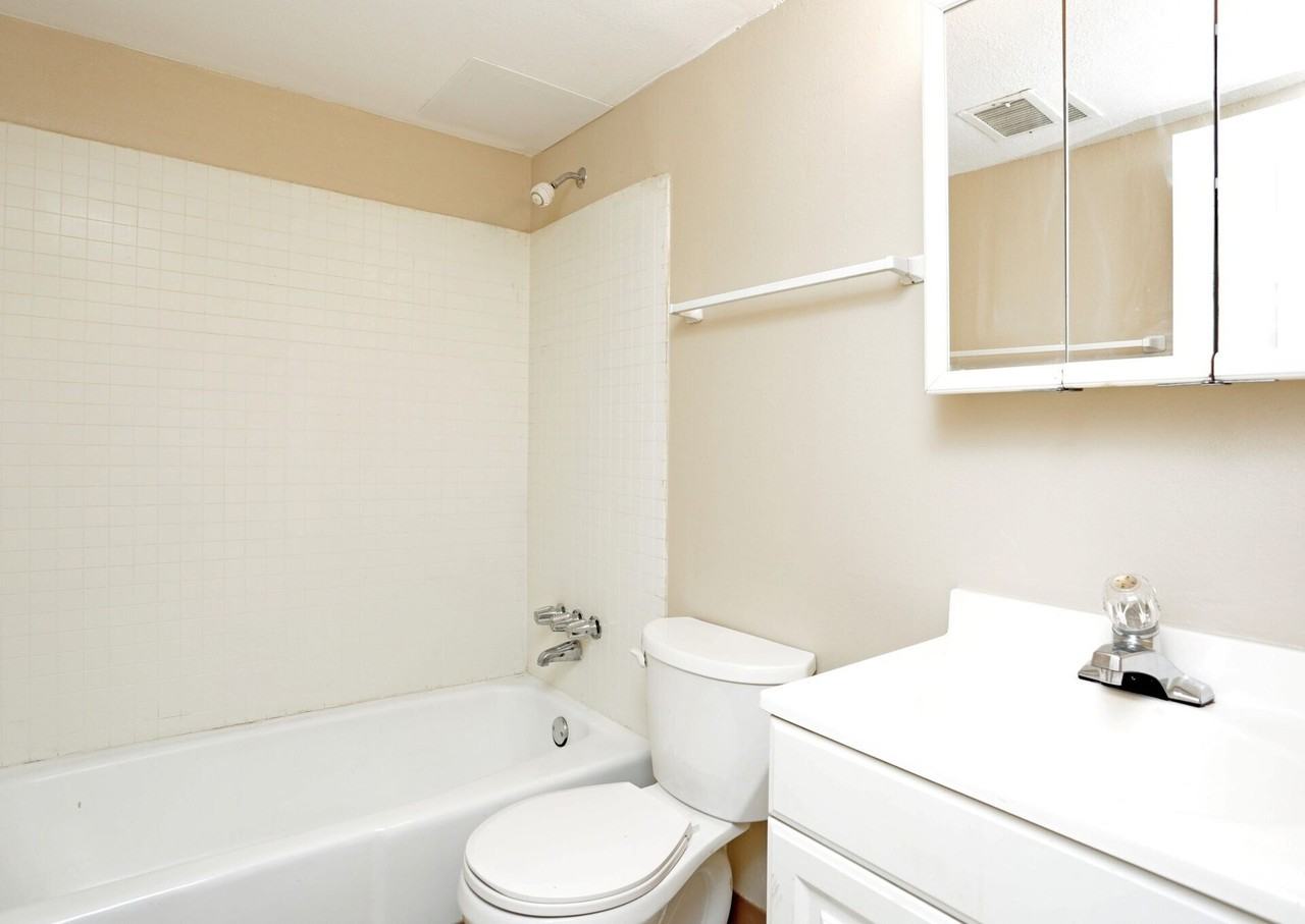 West Glen Apartments - Photo 6 of 10