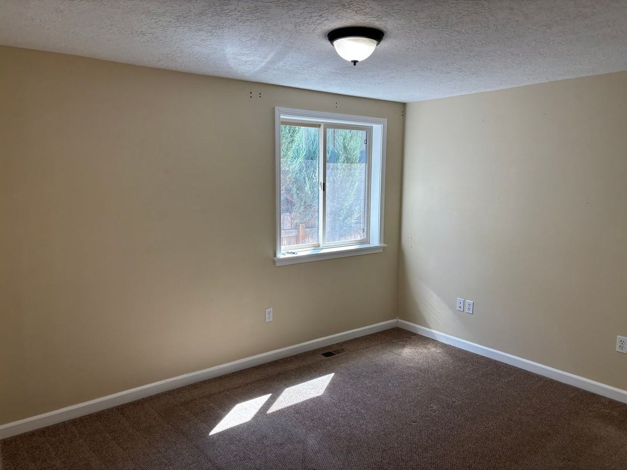 1069 Nw Milwaukee Ave - Photo 4 of 15