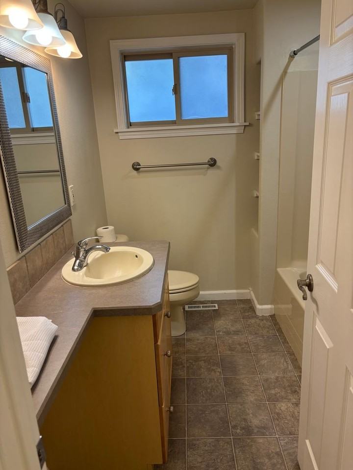 1069 Nw Milwaukee Ave - Photo 6 of 15