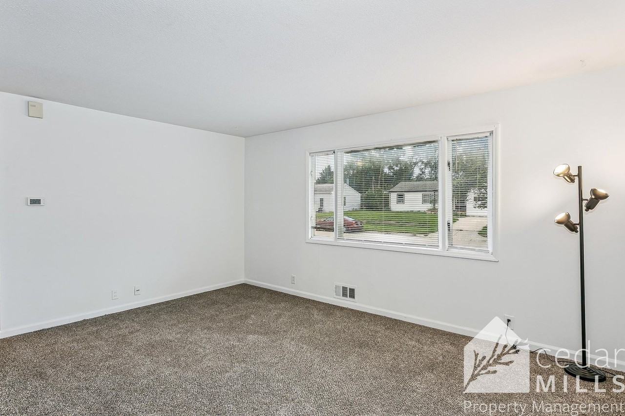 1422 E Cloverdale Dr - Photo 2 of 11