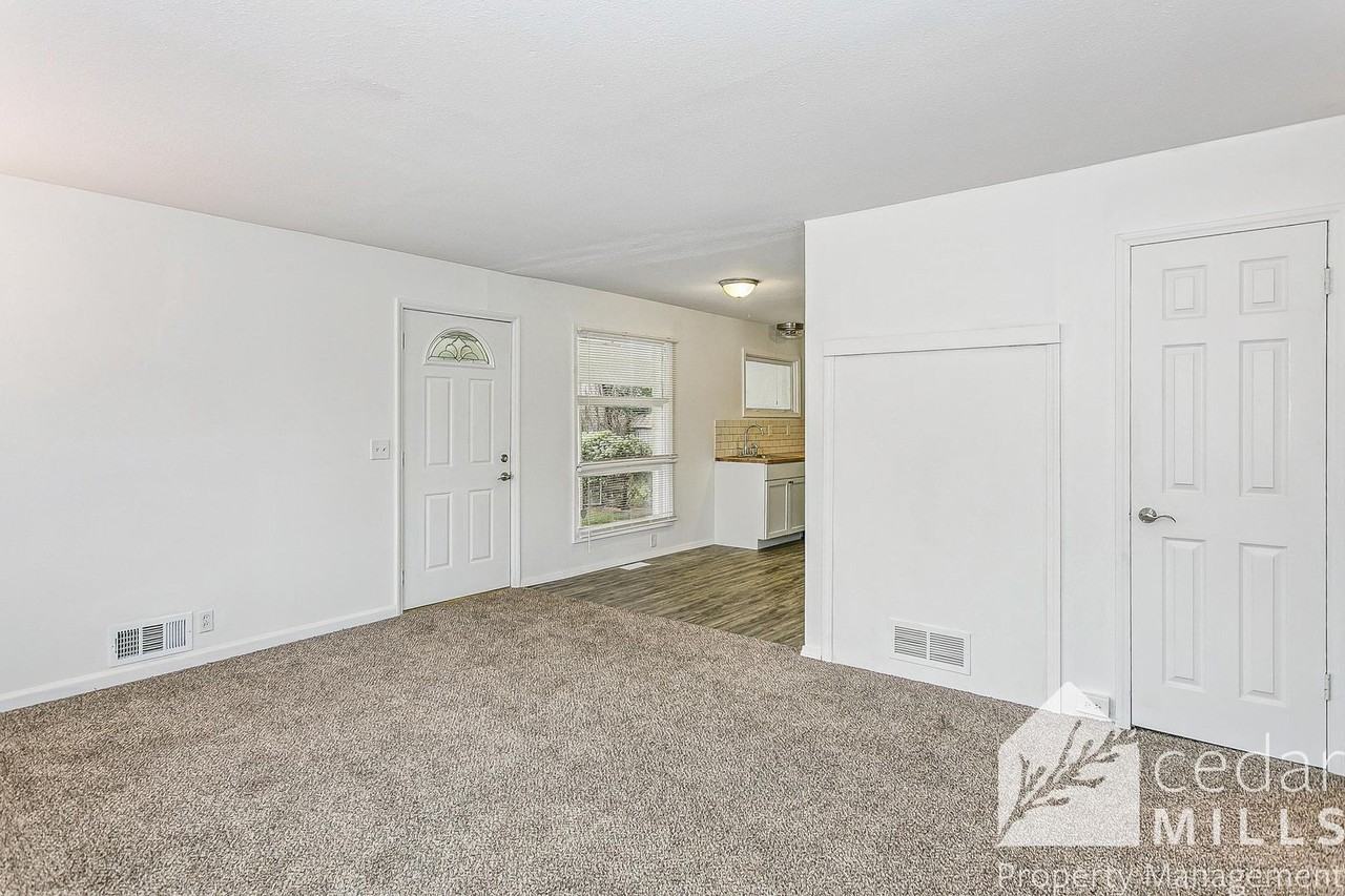 1422 E Cloverdale Dr - Photo 3 of 11