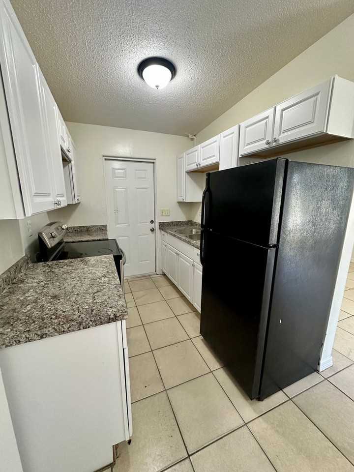 3116 Lawrence St - Photo 3 of 8