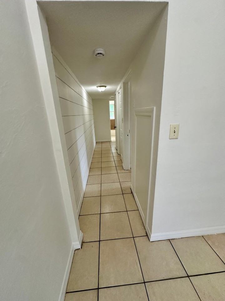 3116 Lawrence St - Photo 4 of 8