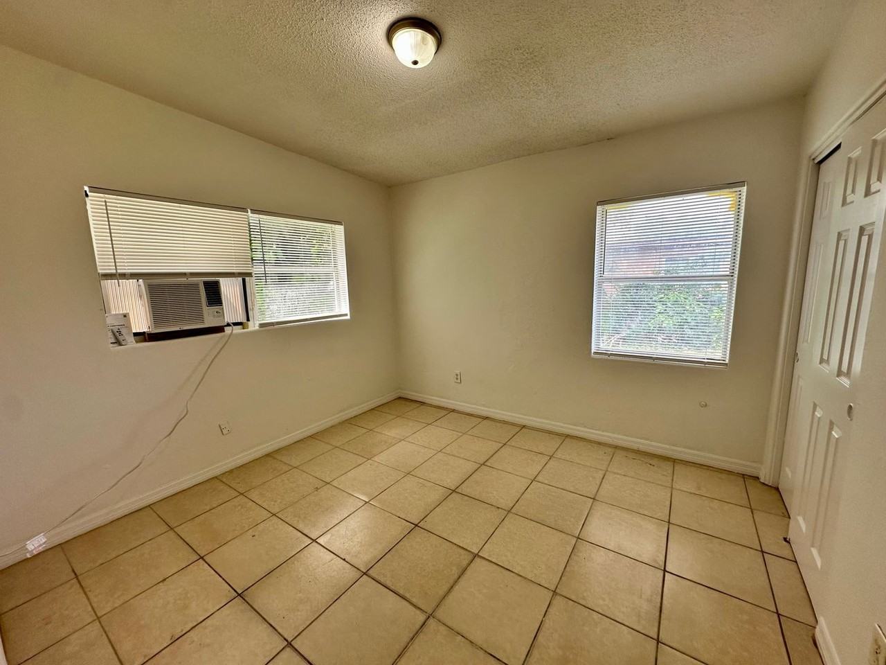 3116 Lawrence St - Photo 6 of 8
