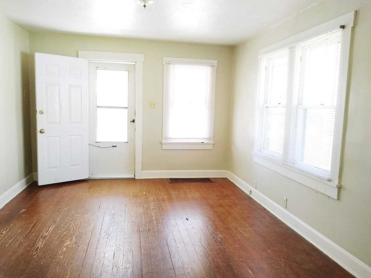 207 S Clark St - Photo 2 of 11