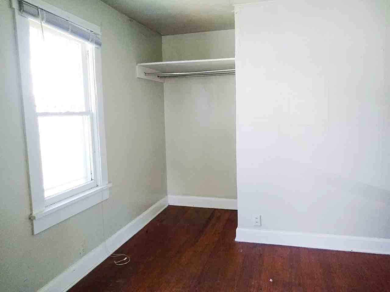 207 S Clark St - Photo 4 of 11