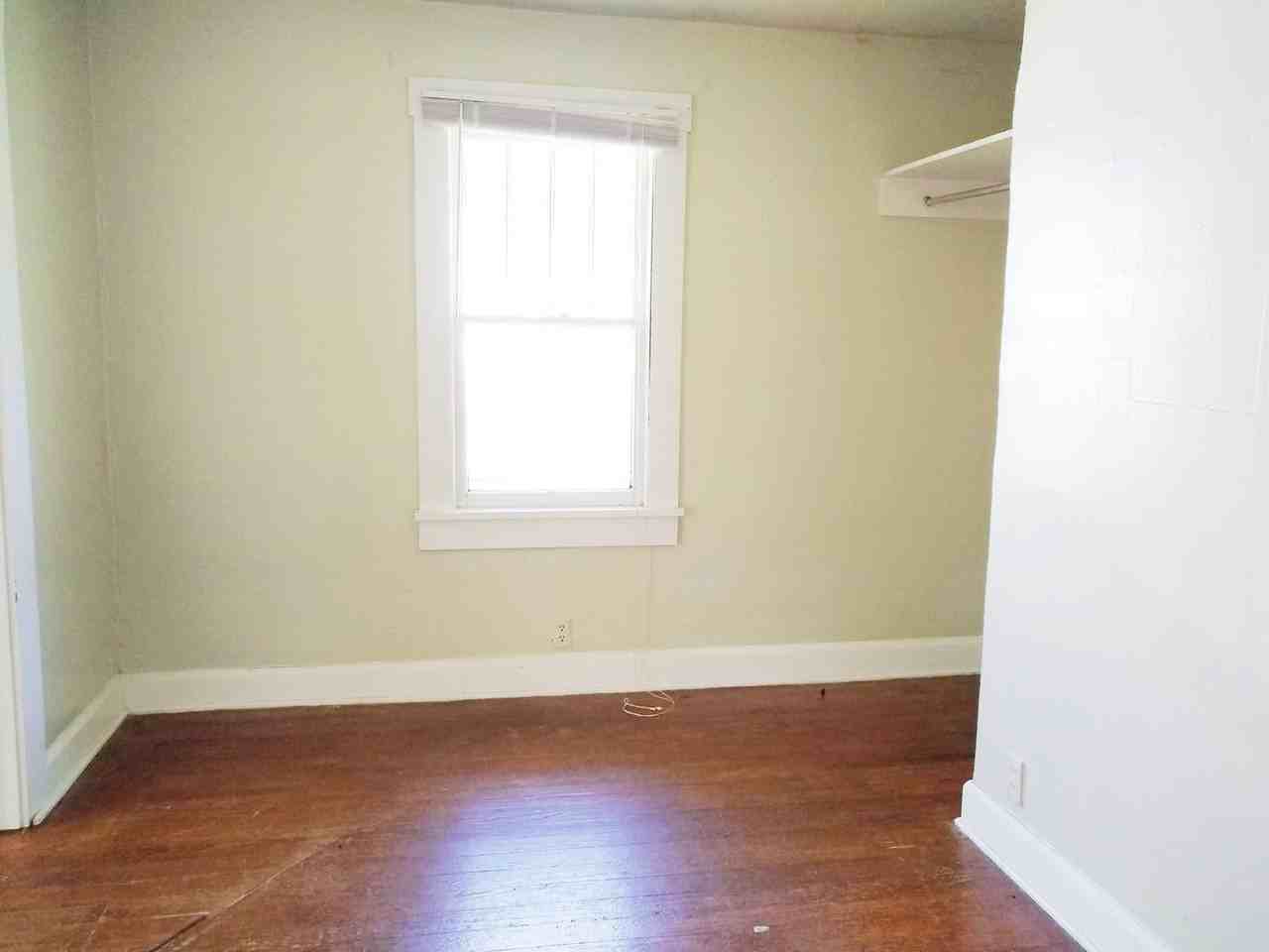 207 S Clark St - Photo 5 of 11