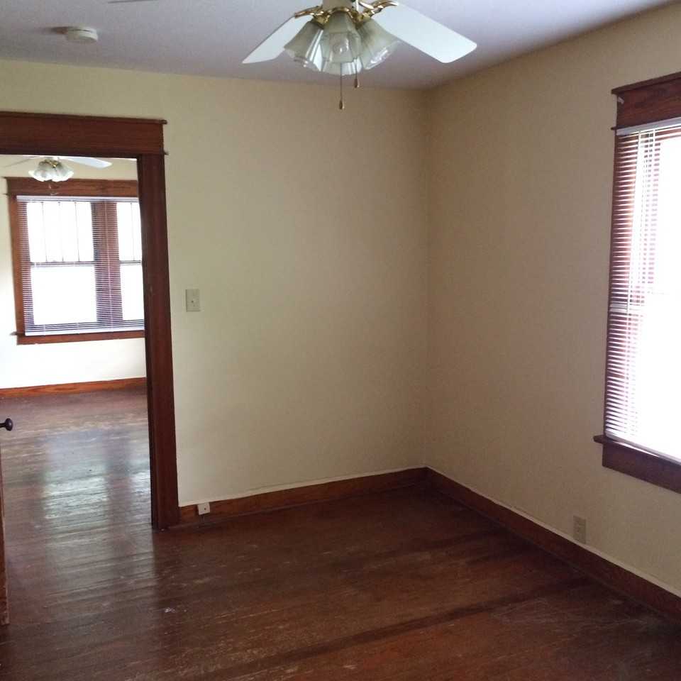 213 S Clark St - Photo 5 of 6