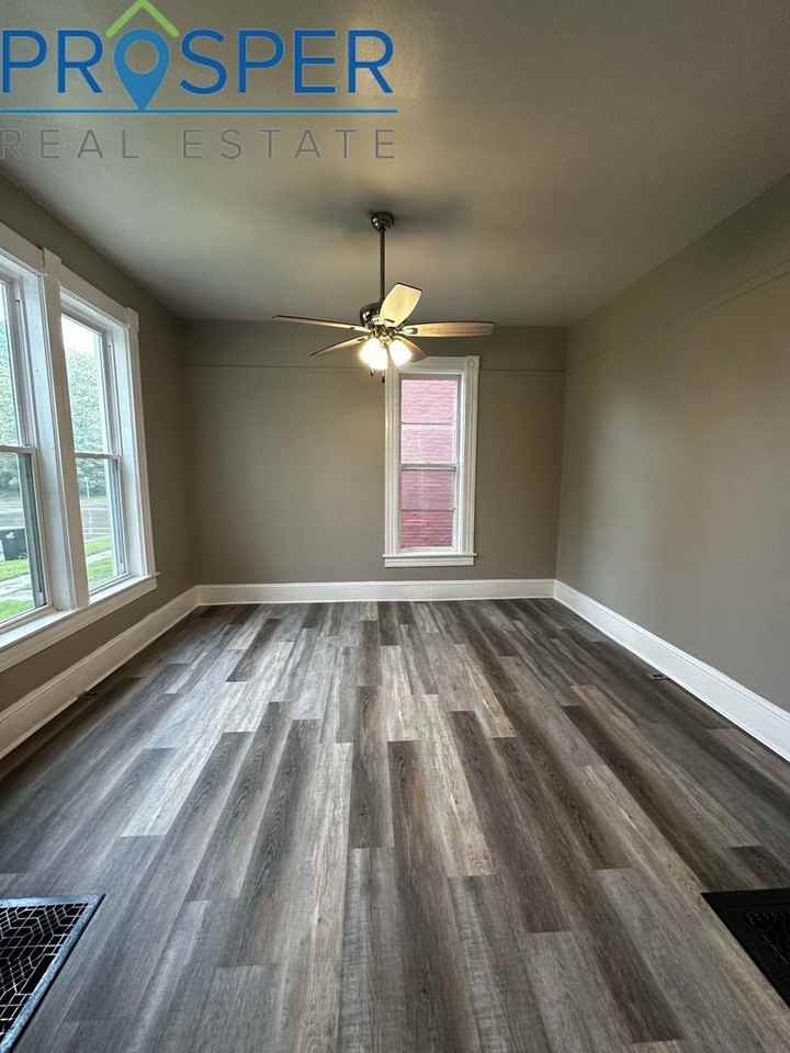 319 Earl St - Photo 2 of 13