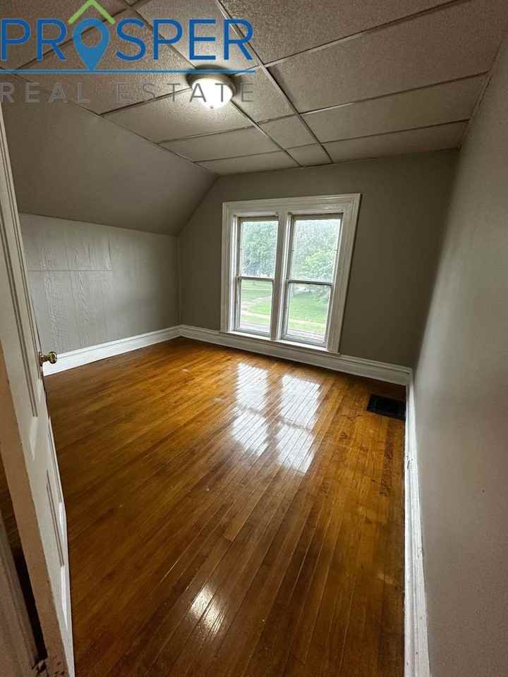 319 Earl St - Photo 4 of 13